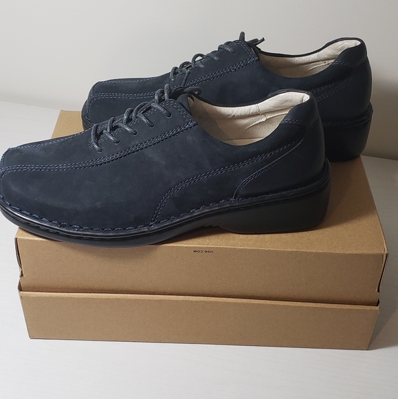 NWOT Propet size 9 women's midnight blue leather and suede shoe. - Picture 2 of 11